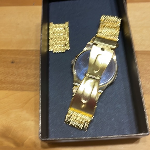 Bling gold watch - Picture 3 of 4